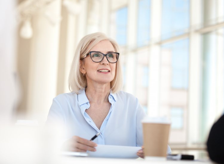Vrouw spreekt in werkoverleg