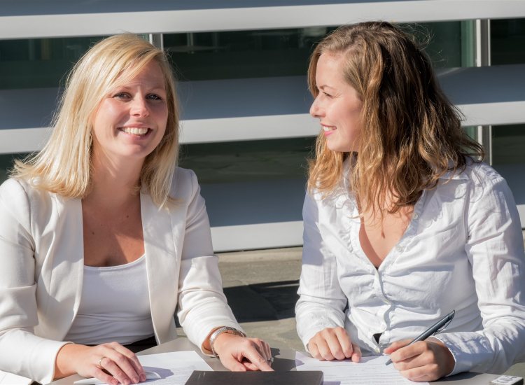 Twee vrouwen in werkoverleg